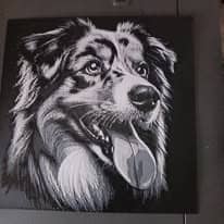 Tableau mural en relief noir et blanc représentant la tête d'un berger australien, gueule ouverte et langue sortie, sur fond sombre.