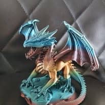 Figurine de dragon ailé